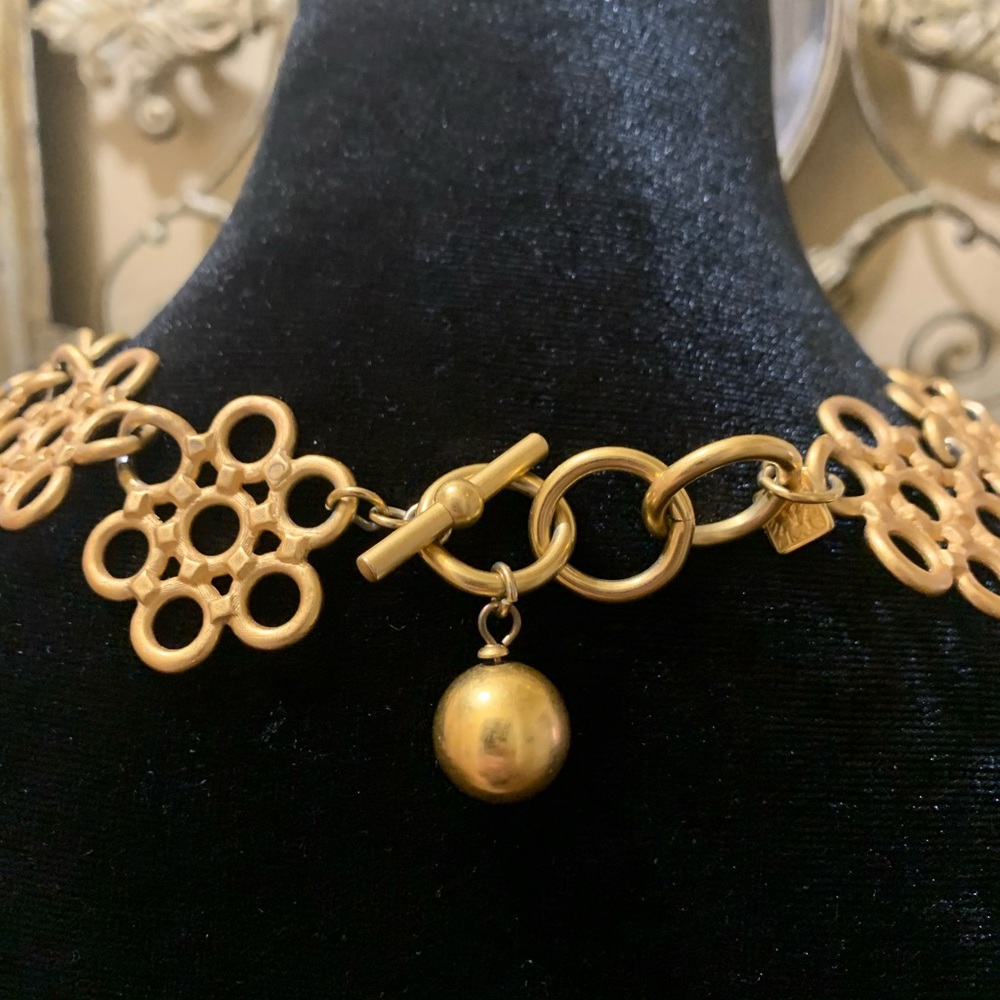 ♥️ Vintage Signed Anne Klein gold toned necklace with toggle closure. - Picture 3 of 5